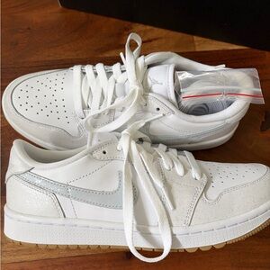 Nike Men/women white and Silver Sneakers